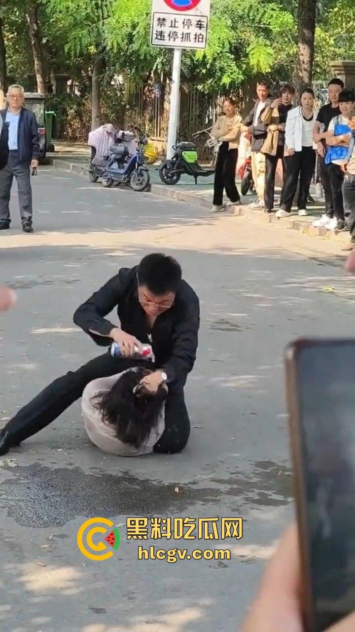 山东男子醉酒殴打女友还拿啤酒洗头！见义勇为小伙出手相救，醉鬼竟拿刀要捅人！  第1张