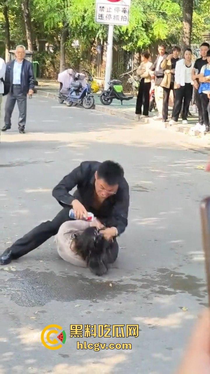 山东男子醉酒殴打女友还拿啤酒洗头！见义勇为小伙出手相救，醉鬼竟拿刀要捅人！  第2张