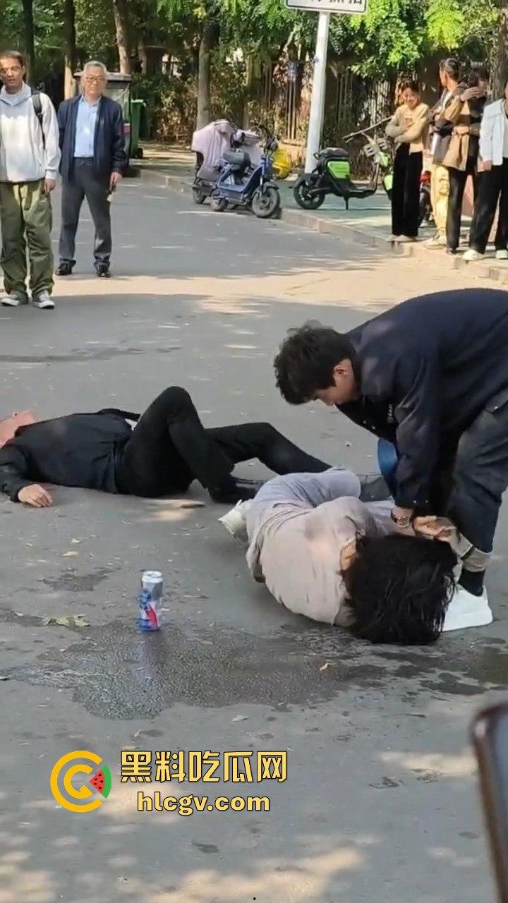 山东男子醉酒殴打女友还拿啤酒洗头！见义勇为小伙出手相救，醉鬼竟拿刀要捅人！  第8张