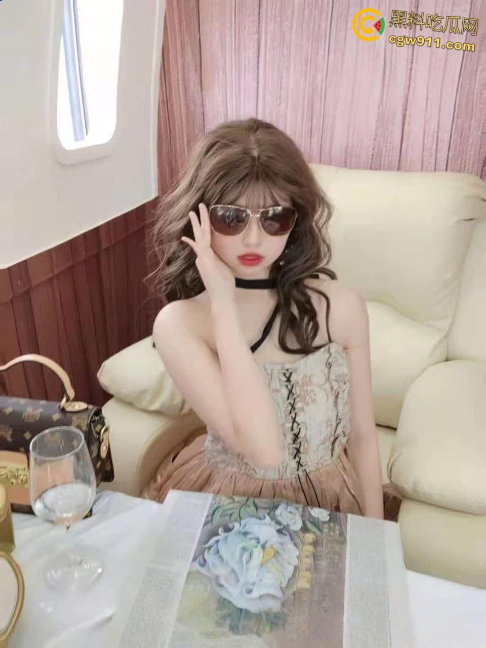 高颜值极品身材小萝莉，被富家公子调教成发情母狗，身穿情趣护士开档白丝，被两人疯狂无套抽插 ！  第1张