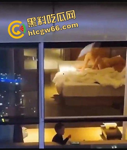 窗帘不拉当全楼观众是瞎的？桔子酒店骚女嗓子叫破音男主猛操如牛，小学生围窗看懵，老六无人机空投全网！  第8张