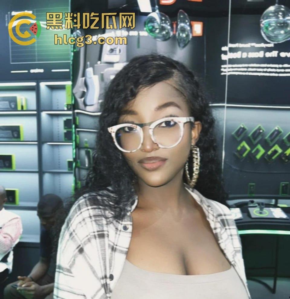 斯达黎加黑妹『 CARLOS』国庆日聚会现场 当众脱光表演阴道插啤酒瓶热舞  第2张