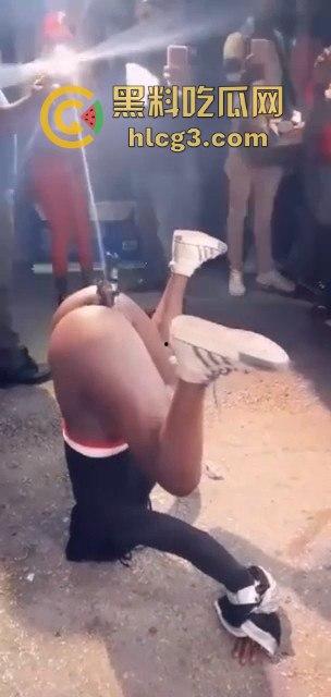 斯达黎加黑妹『 CARLOS』国庆日聚会现场 当众脱光表演阴道插啤酒瓶热舞  第4张