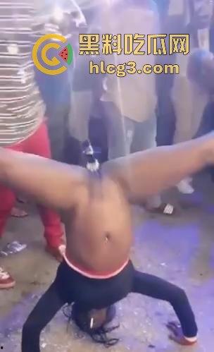 斯达黎加黑妹『 CARLOS』国庆日聚会现场 当众脱光表演阴道插啤酒瓶热舞  第7张