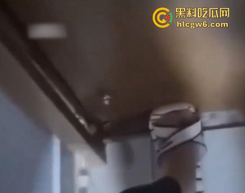 上海立达学院醉酒男子突袭女生宿舍硬闯撬门还强吻 耍完流氓完美隐身 校方:先删视频?? 第3张 上海立达学院醉酒男子突袭女生宿舍硬闯撬门还强吻 耍完流氓完美隐身 校方:先删视频?? 第3张