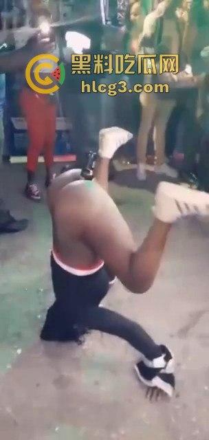 斯达黎加黑妹『 CARLOS』国庆日聚会现场 当众脱光表演阴道插啤酒瓶热舞  第11张