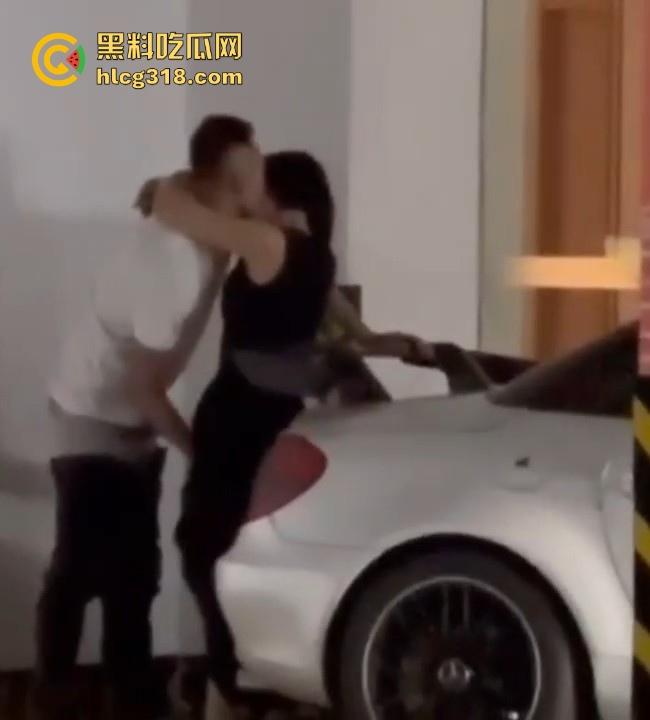 广东某广场地下停车场惊现情侣在车尾干炮，俯趴在车的后尾箱强势打桩，不知道这是不是金主的任务！  第7张