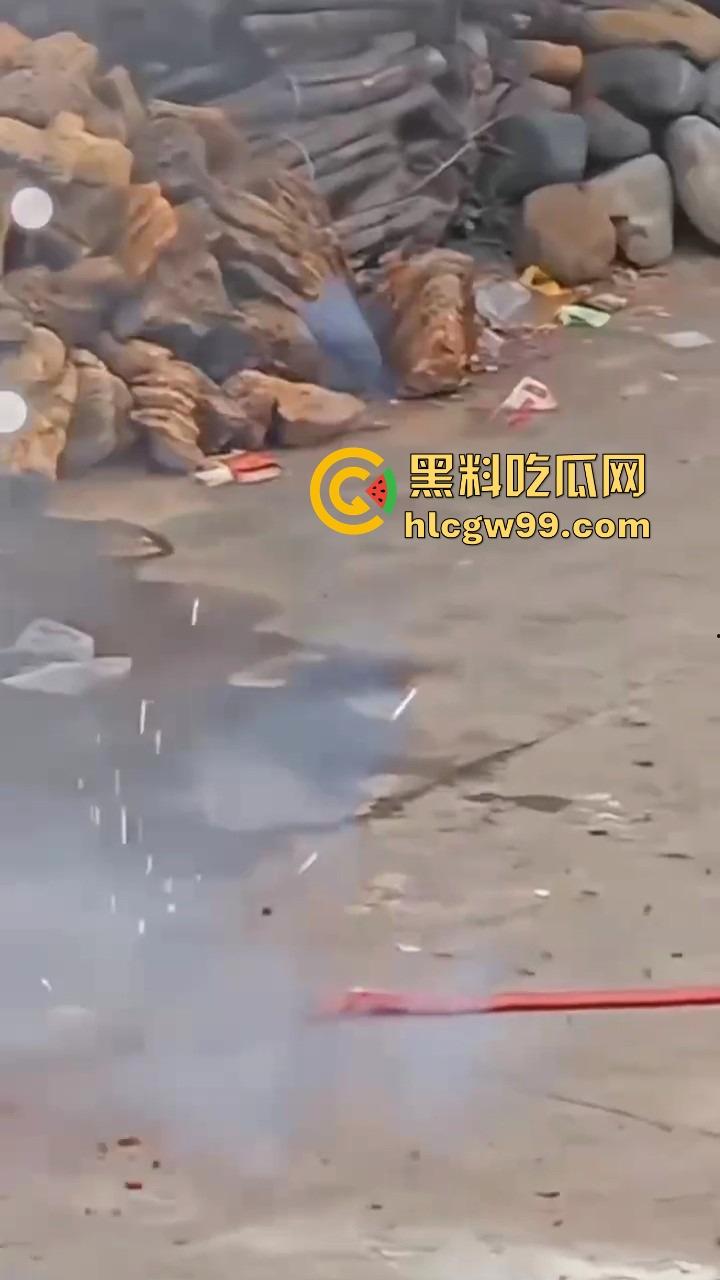 福建泉州村民豪横迎元宵，一村子的鞭炮堆一起炸 烟雾蘑菇云腾空而起 现场气势堪比小型核试验！  第1张