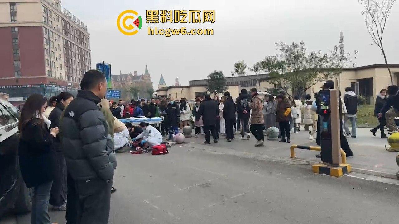 四川学生逃课无证驾驶试驾车！撞石墩脑袋开瓢，出了事不反思反怪学校和车行，家长操作直接让人无语！  第6张