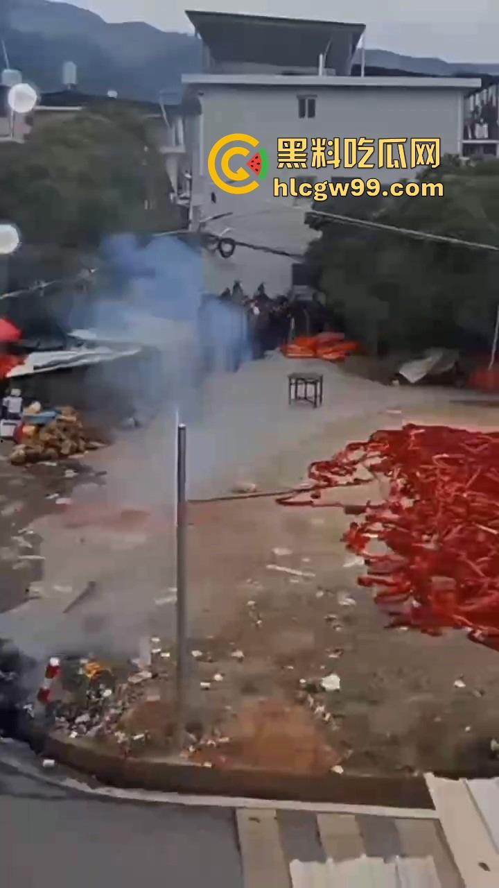 福建泉州村民豪横迎元宵，一村子的鞭炮堆一起炸 烟雾蘑菇云腾空而起 现场气势堪比小型核试验！  第2张