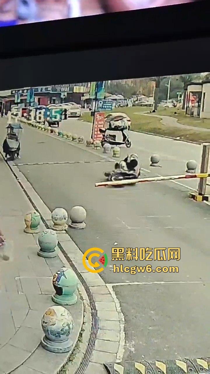 四川学生逃课无证驾驶试驾车！撞石墩脑袋开瓢，出了事不反思反怪学校和车行，家长操作直接让人无语！  第9张