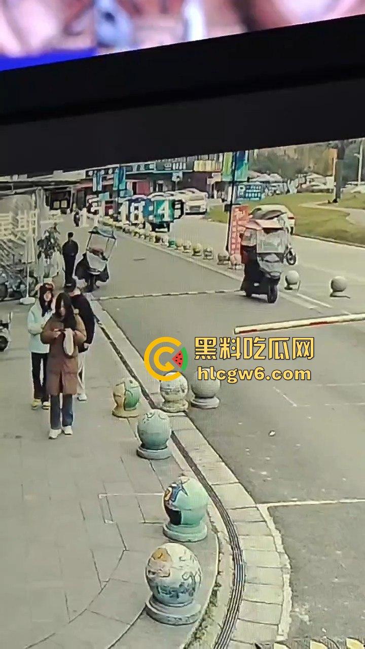 四川学生逃课无证驾驶试驾车！撞石墩脑袋开瓢，出了事不反思反怪学校和车行，家长操作直接让人无语！  第10张