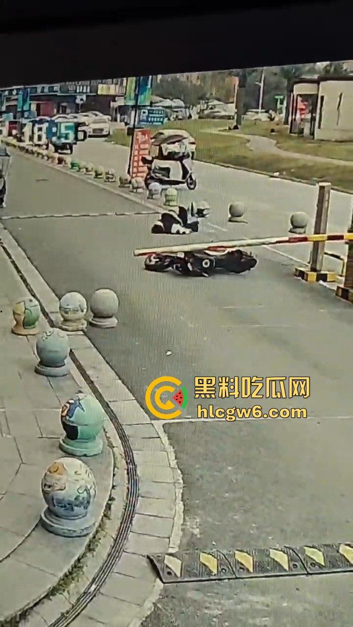 四川学生逃课无证驾驶试驾车！撞石墩脑袋开瓢，出了事不反思反怪学校和车行，家长操作直接让人无语！  第11张