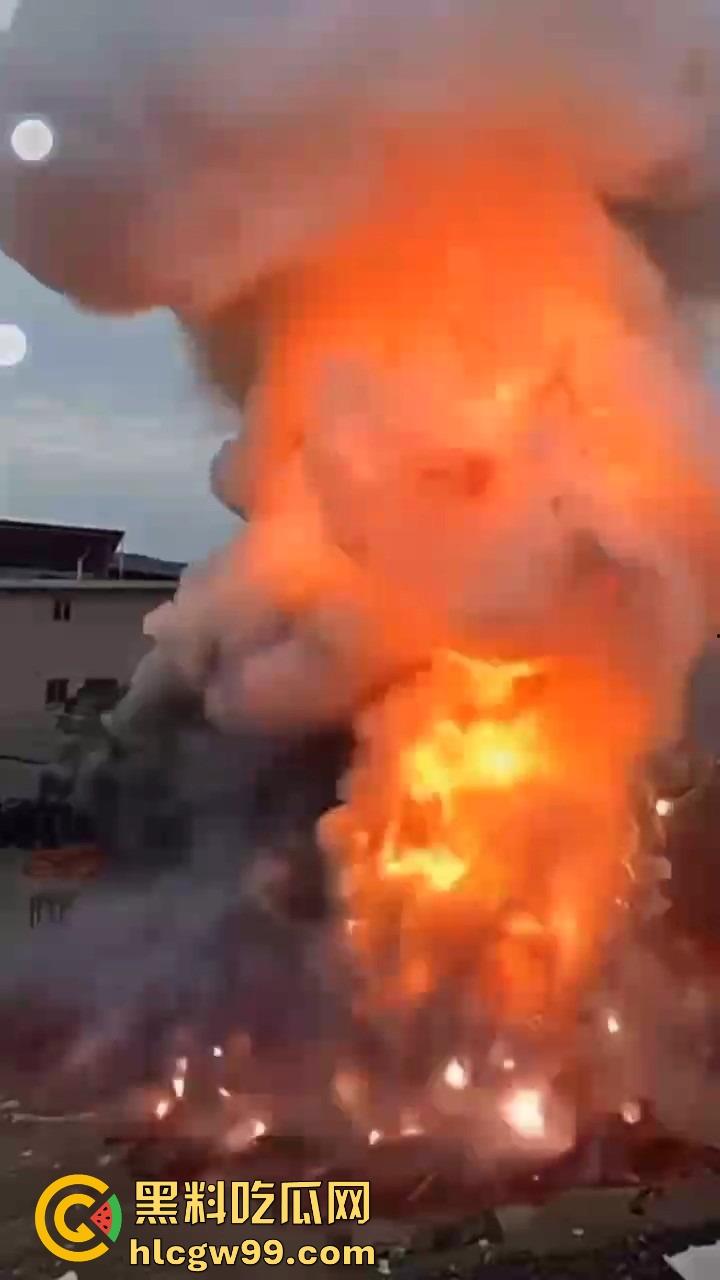 福建泉州村民豪横迎元宵，一村子的鞭炮堆一起炸 烟雾蘑菇云腾空而起 现场气势堪比小型核试验！  第8张