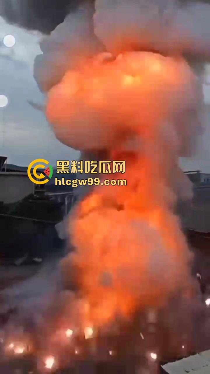 福建泉州村民豪横迎元宵，一村子的鞭炮堆一起炸 烟雾蘑菇云腾空而起 现场气势堪比小型核试验！  第9张