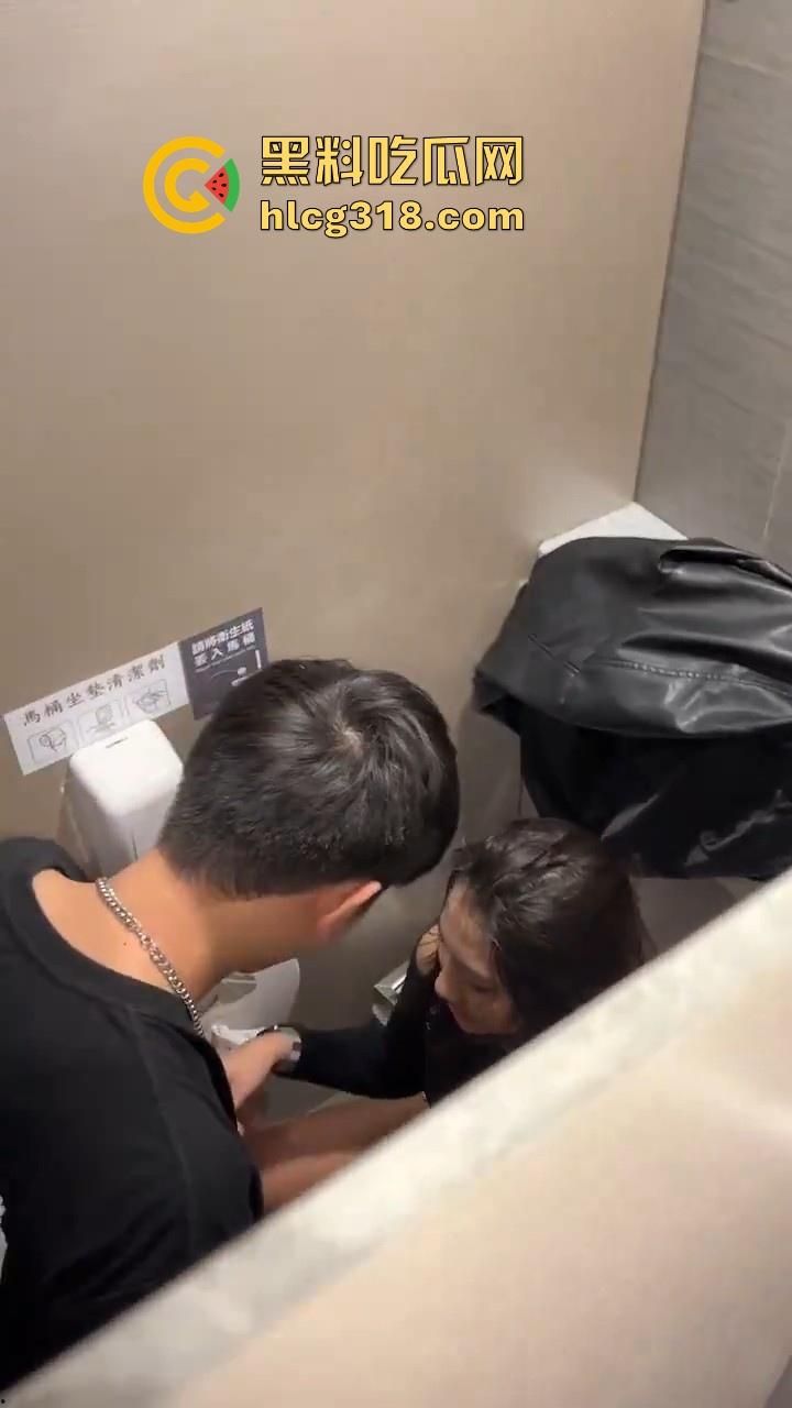 高颜值极品美女厕所偷情，高挑模特身材，男友鸡巴还没多硬呢就迫不及待想要，真是骚气十足！  第1张