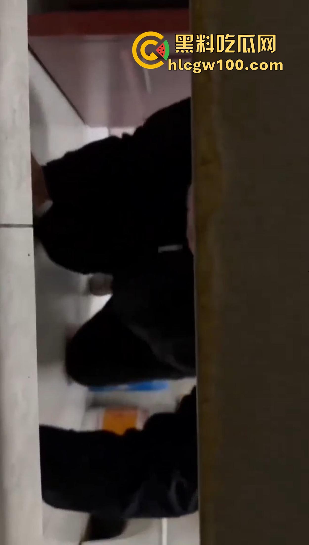 老逼登儿女厕偷窥上瘾，被钓鱼抓个正着，吓得妹子裤子都提不起来，下次建议直接尿他脸上黄汤伺候洗洗清醒！  第2张