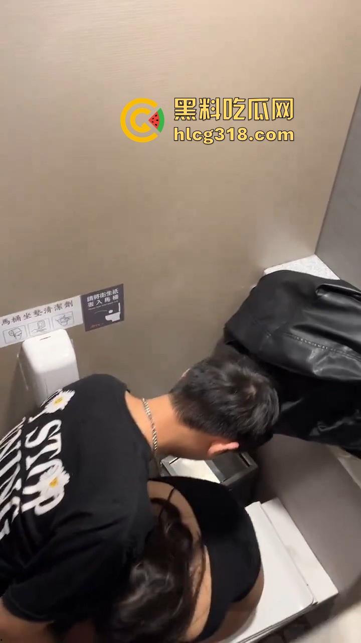 高颜值极品美女厕所偷情，高挑模特身材，男友鸡巴还没多硬呢就迫不及待想要，真是骚气十足！  第4张