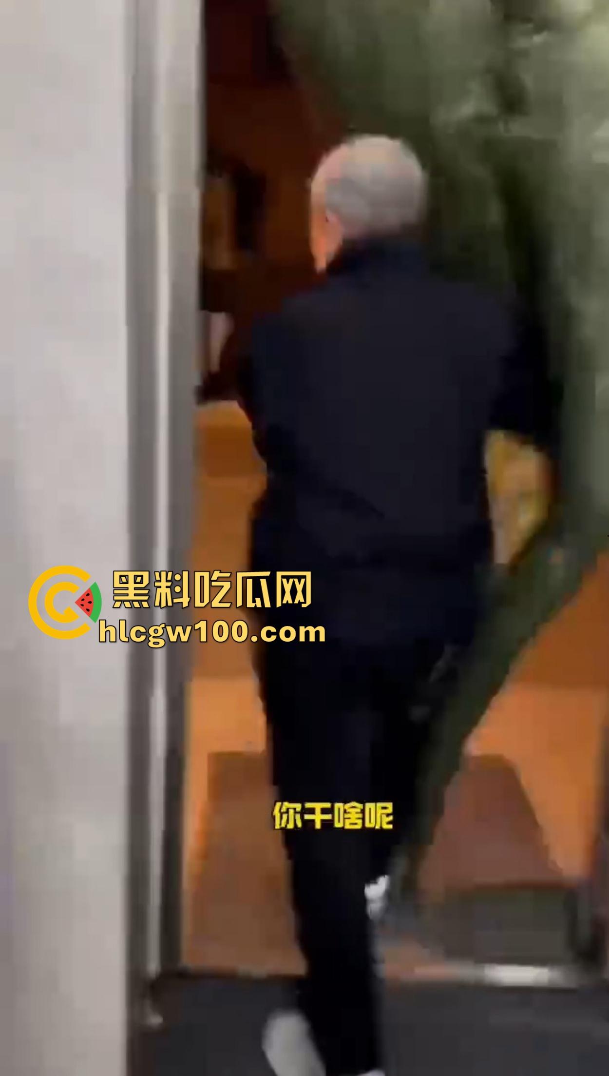 老逼登儿女厕偷窥上瘾，被钓鱼抓个正着，吓得妹子裤子都提不起来，下次建议直接尿他脸上黄汤伺候洗洗清醒！  第3张