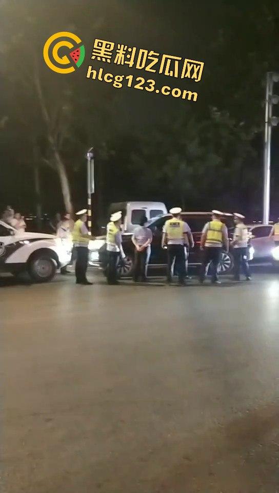 临沂郯城惊现硬核酒驾！司机拒不配合，交警无奈砸玻璃强制处理  第1张