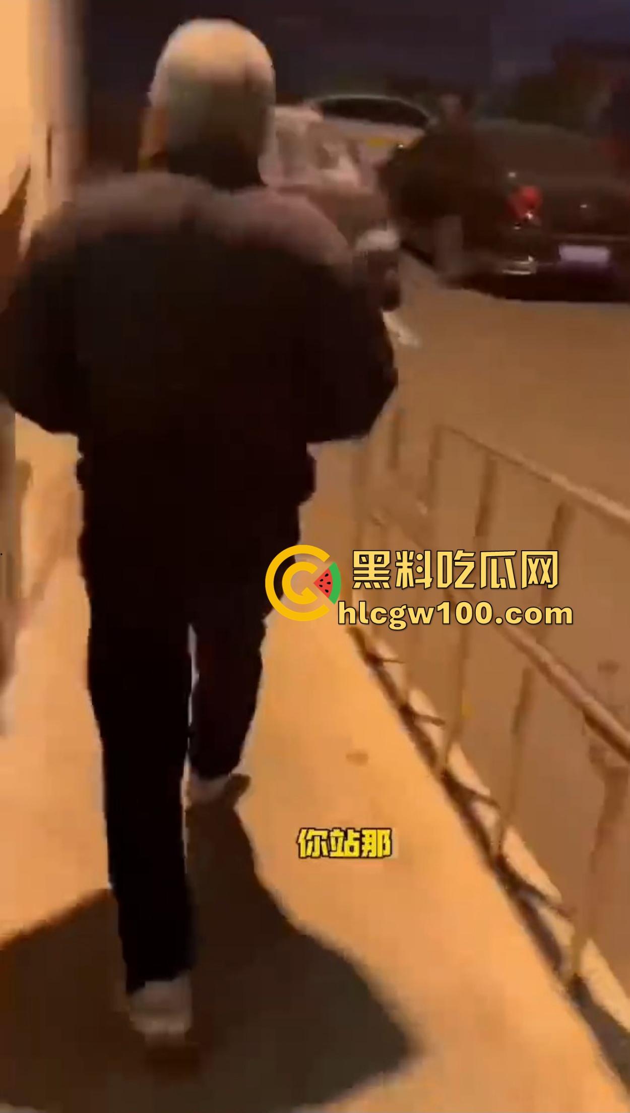 老逼登儿女厕偷窥上瘾，被钓鱼抓个正着，吓得妹子裤子都提不起来，下次建议直接尿他脸上黄汤伺候洗洗清醒！  第4张