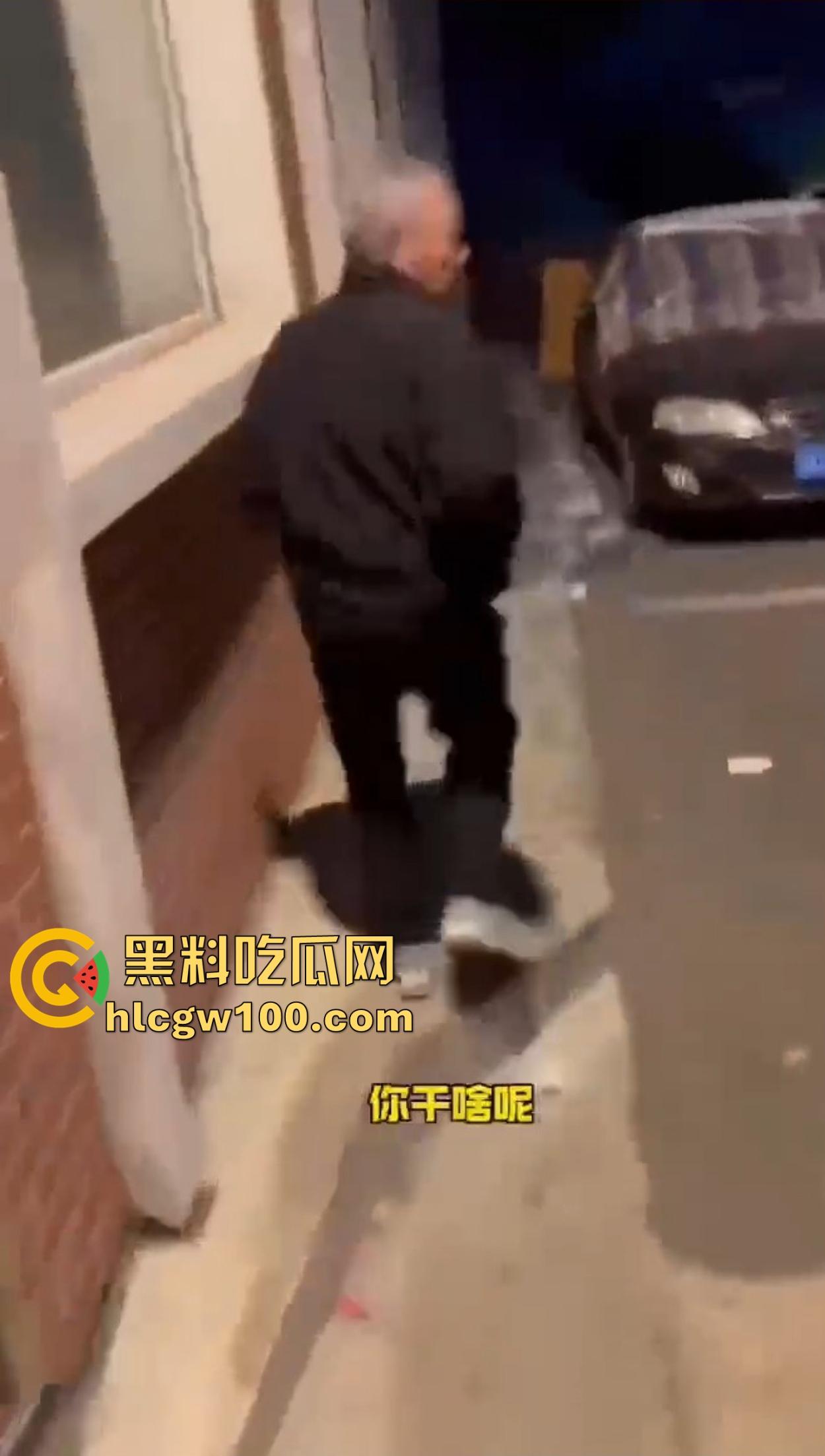 老逼登儿女厕偷窥上瘾，被钓鱼抓个正着，吓得妹子裤子都提不起来，下次建议直接尿他脸上黄汤伺候洗洗清醒！  第5张