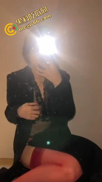 抖音反差婊【liuyue】十五个嘉年华换一晚舔蛋服务，宝格丽酒店伺候金主肾保健舔到崩！  第4张