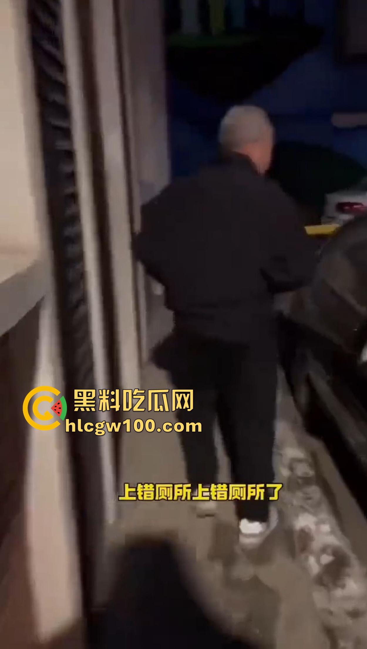 老逼登儿女厕偷窥上瘾，被钓鱼抓个正着，吓得妹子裤子都提不起来，下次建议直接尿他脸上黄汤伺候洗洗清醒！  第7张