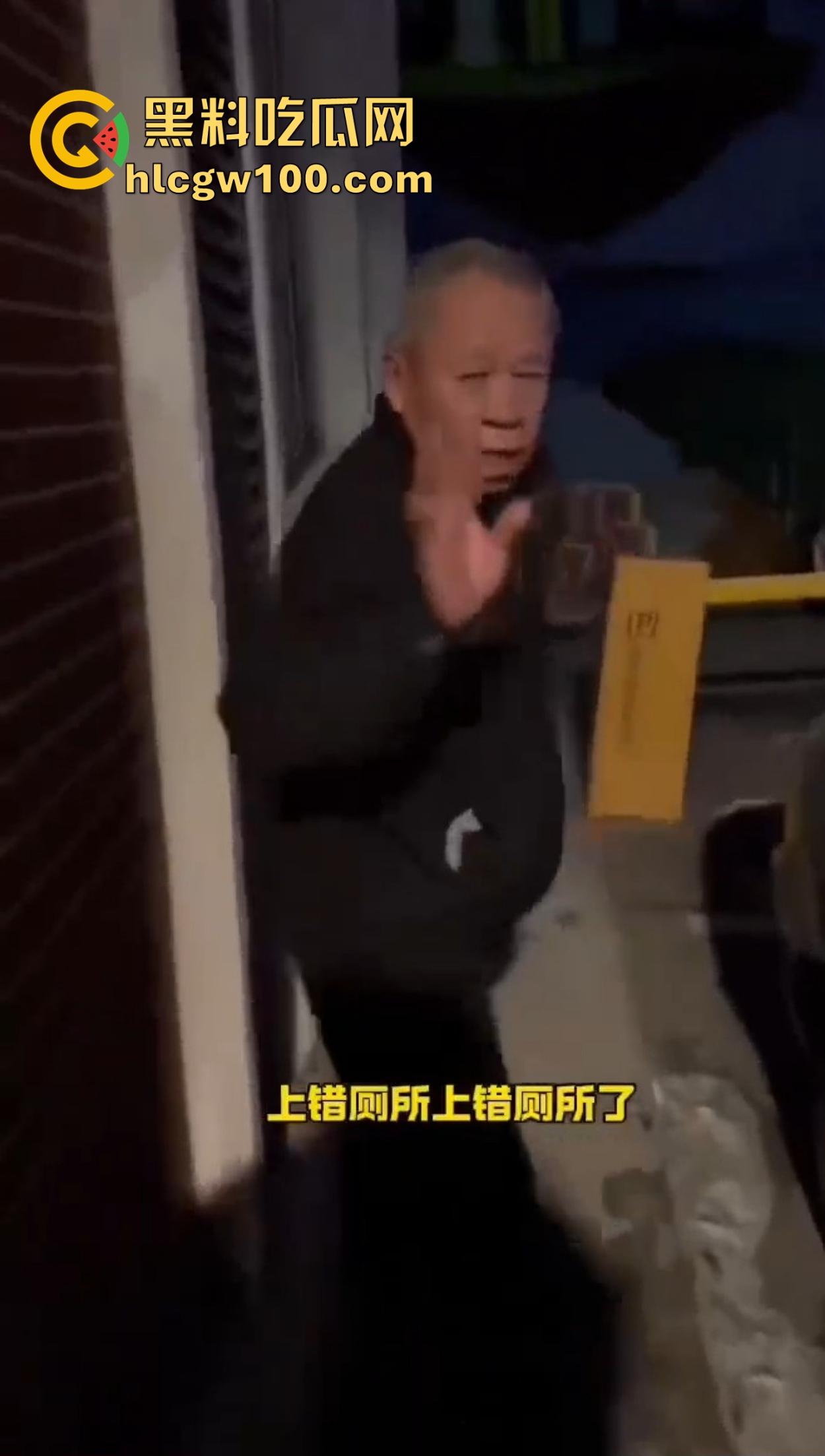 老逼登儿女厕偷窥上瘾，被钓鱼抓个正着，吓得妹子裤子都提不起来，下次建议直接尿他脸上黄汤伺候洗洗清醒！  第8张
