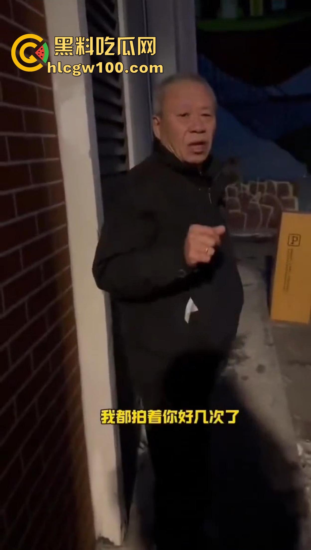 老逼登儿女厕偷窥上瘾，被钓鱼抓个正着，吓得妹子裤子都提不起来，下次建议直接尿他脸上黄汤伺候洗洗清醒！  第9张