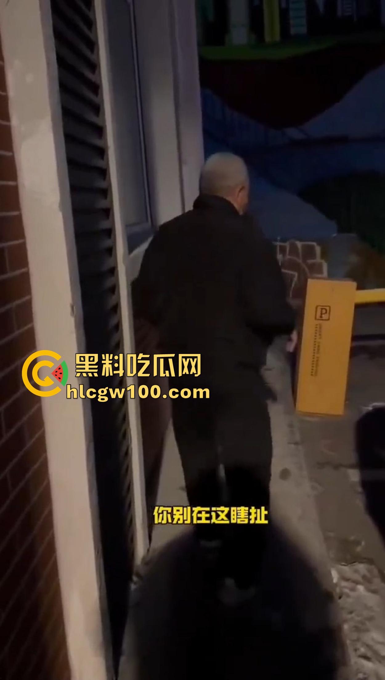 老逼登儿女厕偷窥上瘾，被钓鱼抓个正着，吓得妹子裤子都提不起来，下次建议直接尿他脸上黄汤伺候洗洗清醒！  第10张