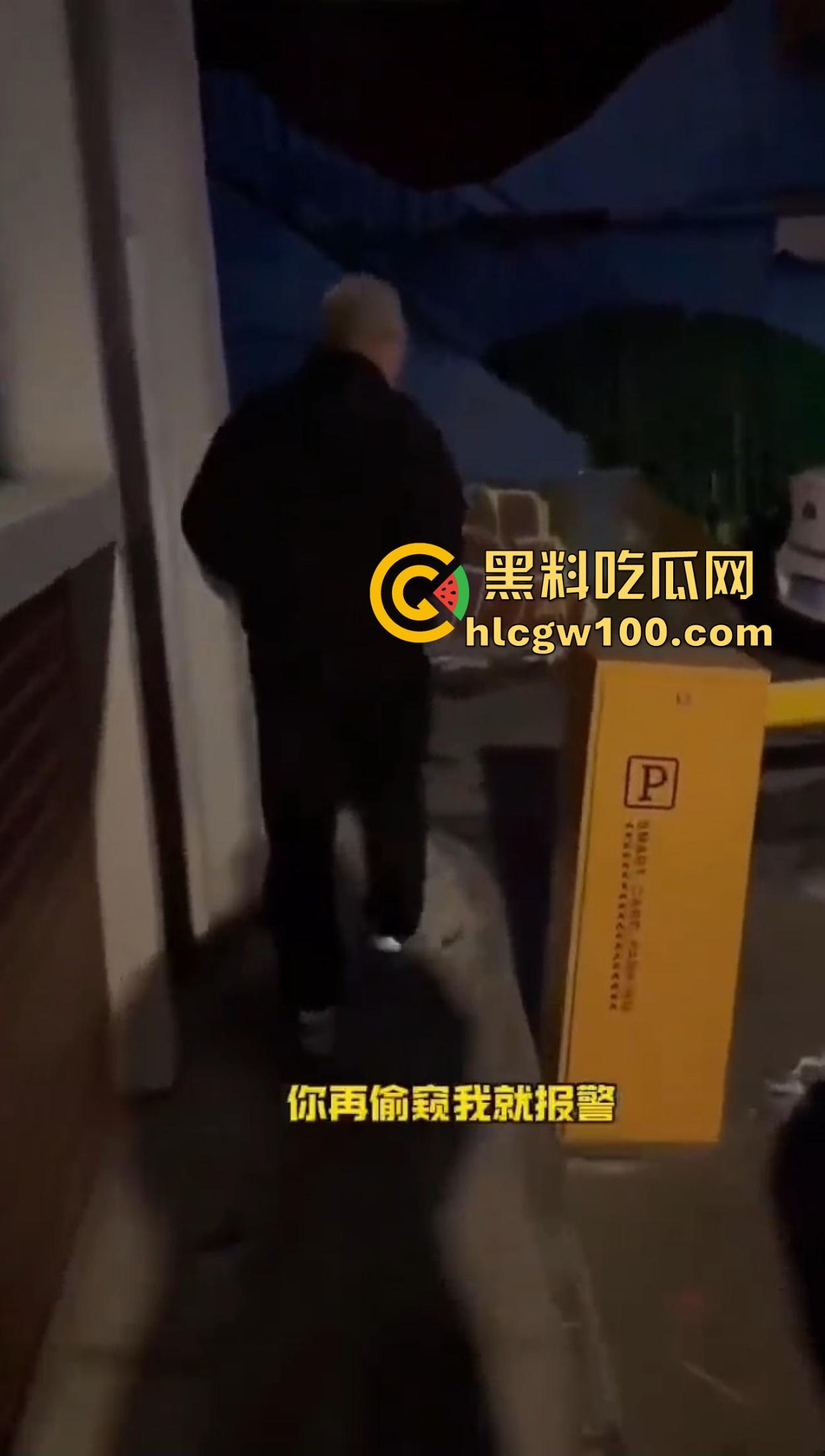 老逼登儿女厕偷窥上瘾，被钓鱼抓个正着，吓得妹子裤子都提不起来，下次建议直接尿他脸上黄汤伺候洗洗清醒！  第11张