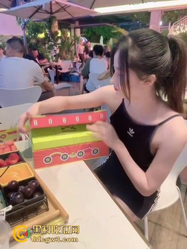 深圳『疯批美人』反差少女曝光 金主爸爸上手直接把骚货调教成母狗 露出游戏花样百出 金主的钱真是花得值! 第3张 深圳『疯批美人』反差少女曝光 金主爸爸上手直接把骚货调教成母狗 露出游戏花样百出 金主的钱真是花得值! 第3张