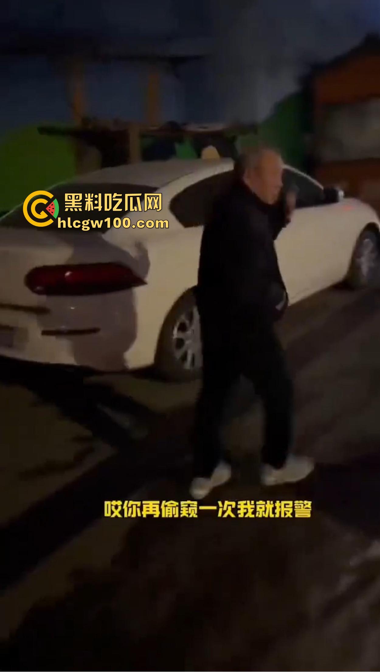 老逼登儿女厕偷窥上瘾，被钓鱼抓个正着，吓得妹子裤子都提不起来，下次建议直接尿他脸上黄汤伺候洗洗清醒！  第12张