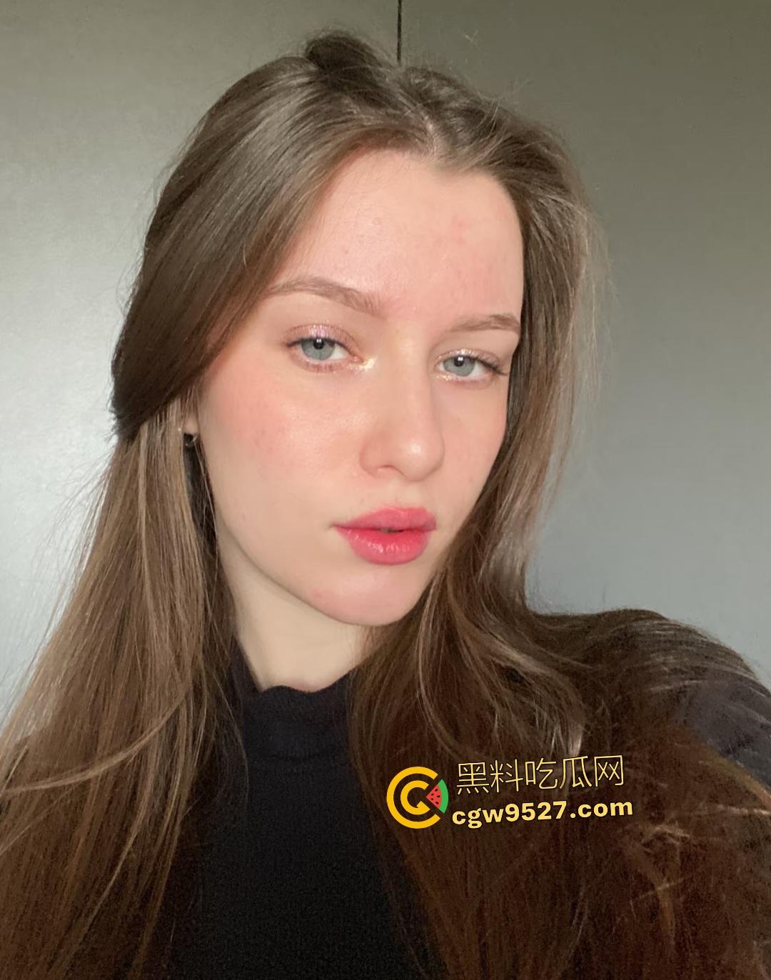 法国女子与白拉布拉多兽交，带面具口交狗屌，被红色的香肠后入内射，估计狗子早已对主人垂涎三尺了吧？  第2张