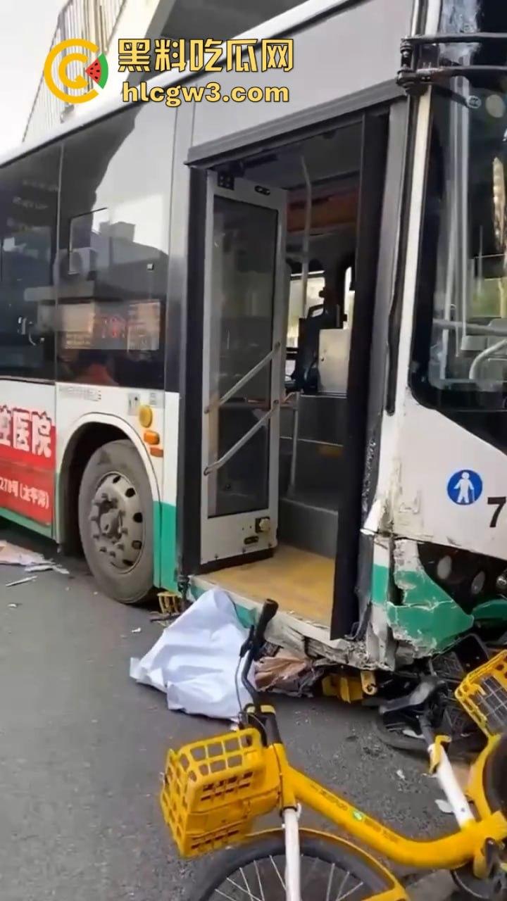 驾驶员突发疾病！武汉一公交车失控致1名行人死亡 现场视频曝光！  第4张