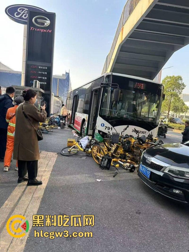 驾驶员突发疾病！武汉一公交车失控致1名行人死亡 现场视频曝光！  第7张