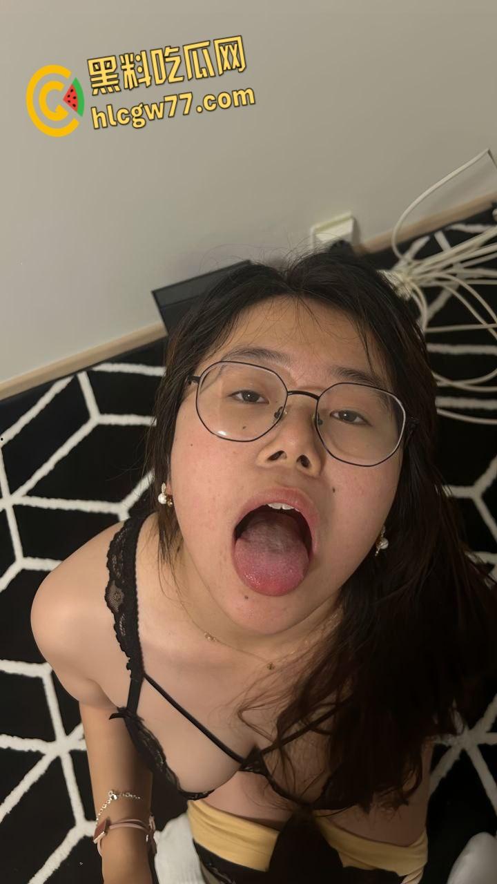 微胖尤物黑丝调教，眼罩SM口交狂欢，大奶肉感波动起伏，骚穴内射屁股还在抖颤 !  第3张