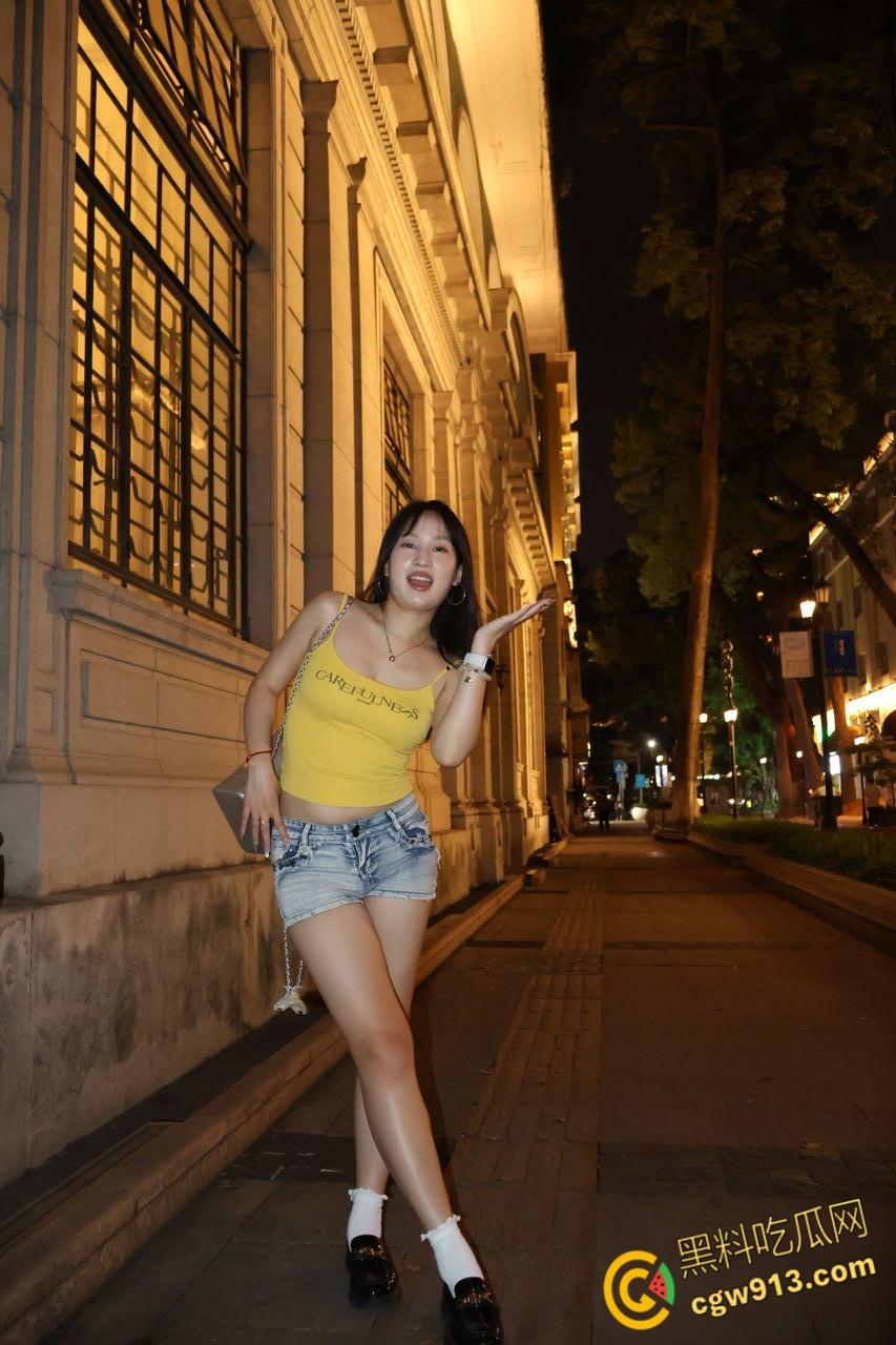 浙江大学清纯女大【徐丹茹】，被男友PUA调教，碎花裙跪地口交，掀开小裙子后入翘臀，堪称极品炮架！  第1张