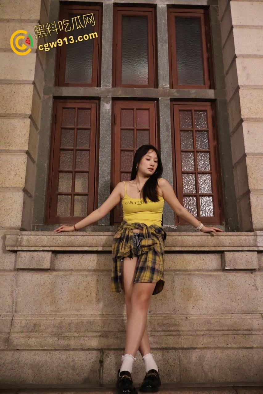 浙江大学清纯女大【徐丹茹】，被男友PUA调教，碎花裙跪地口交，掀开小裙子后入翘臀，堪称极品炮架！  第2张