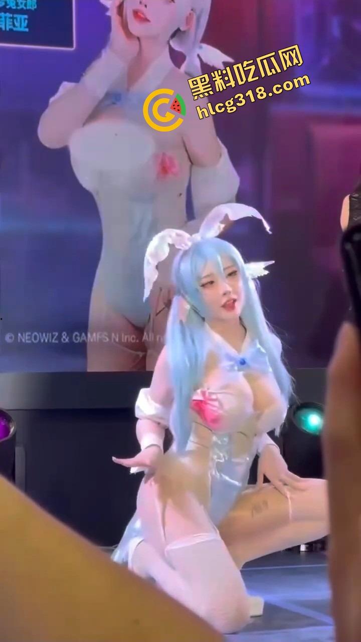 韩国coser空降B站舞台动作撩到飞起，合影姿势贴身卷全场，内地coser被比成木头死尸路边货！  第10张