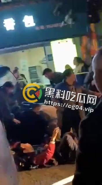 热瓜速递！12月13日晚四川资阳安岳县公车事故现场画面 多名学生和家长受伤 医院正在抢救 伤亡暂未公布  第4张