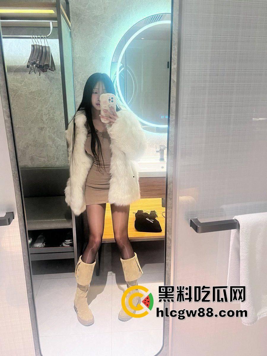 天水高颜值小萝莉【雷焦俞】白嫩清纯颜值顶天，胸前机场略拉胯，酒店跟男友打炮被后入偷拍！  第3张