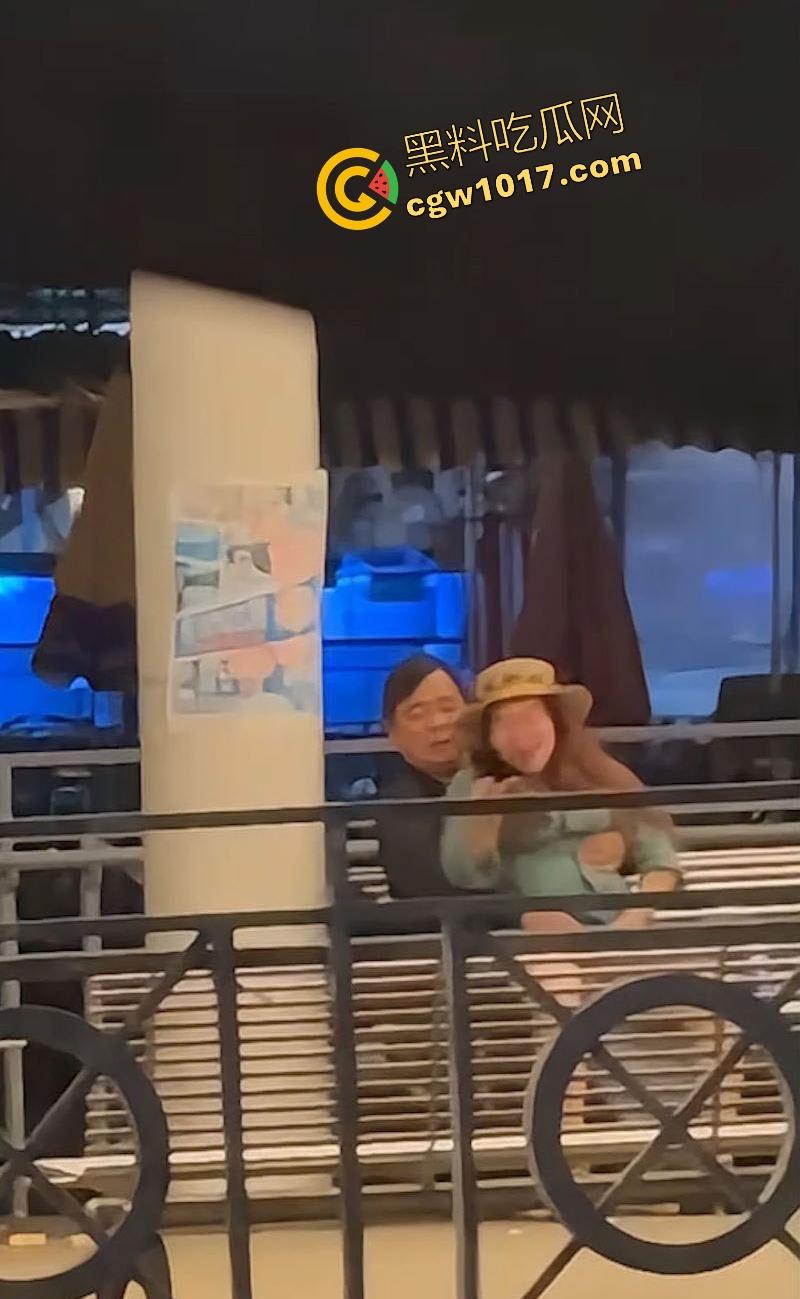 香港长洲码头六旬老人上演活春宫，宝刀未老船上动作猛烈，脱裤狂干不怕围观，老干部就是老干部丝毫不慌！  第3张