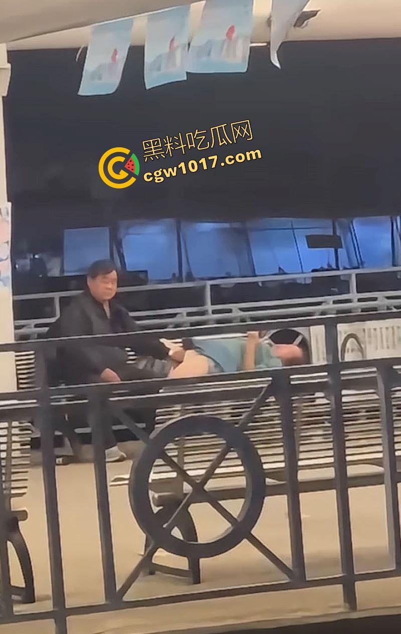 香港长洲码头六旬老人上演活春宫，宝刀未老船上动作猛烈，脱裤狂干不怕围观，老干部就是老干部丝毫不慌！  第5张