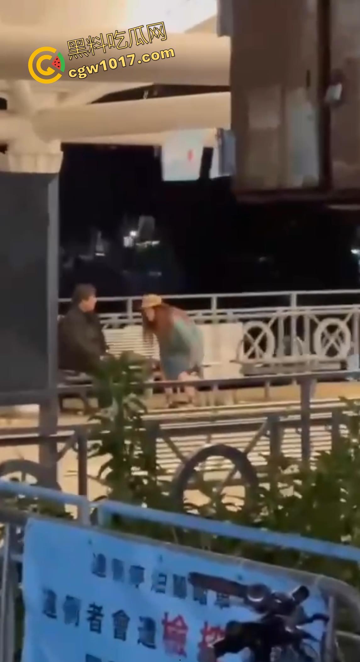 香港长洲码头六旬老人上演活春宫，宝刀未老船上动作猛烈，脱裤狂干不怕围观，老干部就是老干部丝毫不慌！  第6张