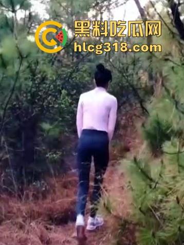 跟极品登山炮友挑战高难度做爱，树上后入美臀瑜伽裤，高难度一般人请勿模仿！  第1张