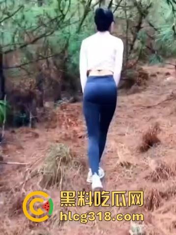 跟极品登山炮友挑战高难度做爱，树上后入美臀瑜伽裤，高难度一般人请勿模仿！  第3张