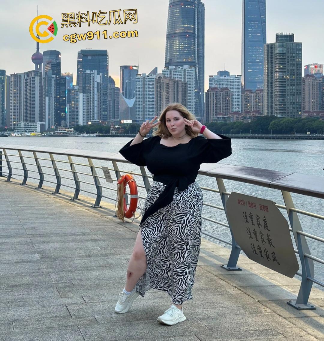 俄国熟妇【MikaPassion】直播开逼洞！扩阴器直窥宫颈，牙刷狂刷尿道如洗澡，巨穴比地洞还黑！  第1张