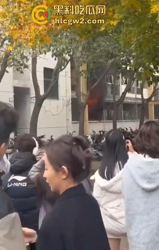 齐鲁大学宿舍楼突发大火！学生被困门口，刷脸闸门不让过，校方回应引热议！  第5张